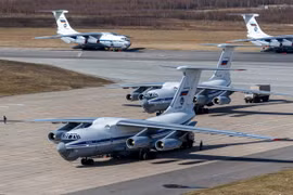 Máy bay IL-76 cất cánh từ sân bay quân sự Chkalovsky ở ngoại ô Moskva, Nga. (Ảnh: AFP/TTXVN) 