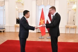 Đại sứ Trần Văn Tuấn trình Quốc thư lên Tổng thống Latvia. (Ảnh: TTXVN phát)