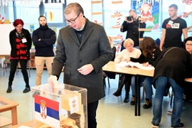 Tổng thống Serbia Aleksandar Vucic bỏ phiếu bầu Quốc hội tại Belgrade, ngày 17/12/2023. (Ảnh: AFP/TTXVN)