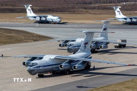 Máy bay IL-76 cất cánh từ sân bay quân sự Chkalovsky ở ngoại ô Moskva, Nga. (Ảnh: AFP/TTXVN) 