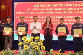 Phó Chủ tịch nước Võ Thị Ánh Xuân tặng 600 phần quà tết cho gia đình chính sách, hộ nghèo, công nhân, người lao động và trẻ em có hoàn cảnh khó khăn tại tỉnh Long An. (Ảnh: Bùi Giang/TTXVN)