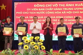 Phó Chủ tịch nước Võ Thị Ánh Xuân tặng 600 phần quà tết cho gia đình chính sách, hộ nghèo, công nhân, người lao động và trẻ em có hoàn cảnh khó khăn tại tỉnh Long An. (Ảnh: Bùi Giang/TTXVN)