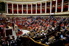 Quang cảnh phiên họp Quốc hội Pháp ở Paris ngày 19/12/2023. (Ảnh: AFP/TTXVN)