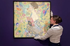 Bức tranh "Lady with a Fan" của danh họa người Áo Gustav Klimt được trưng bày tại nhà đấu giá Sotheby's ở London, Anh. (Ảnh: AFP/TTXVN)
