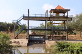Cống Kênh 4 ven biển trên địa bàn ấp Giồng Kè, xã Bình Giang, huyện Hòn Đất, đang đóng kín ngăn mặn xâm nhập. (Ảnh: Lê Huy Hải/TTXVN)