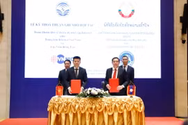 Lễ ký kết Biên bản thỏa thuận ghi nhớ (MOU) về đo tốc độ truy cập Internet giữa Trung tâm Internet Việt Nam (VNNIC) với Cục Viễn thông Lào (LRTA). (Ảnh: Đỗ Bá Thành/TTXVN)