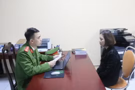 Cơ quan Công an làm việc với đối tượng Đinh Thị Kiều. (Ảnh: TTXVN phát)