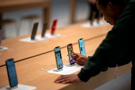 Khách hàng trải nghiệm các sản phẩm của Apple. (Ảnh: AFP/TTXVN) 