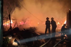 Lực lượng cứu hỏa nỗ lực dập tắt đám cháy. (Ảnh: TTXVN phát)