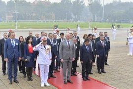 Chủ tịch Quốc hội Bulgaria vào Lăng viếng Chủ tịch Hồ Chí Minh