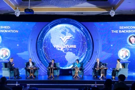 Tọa đàm "Công nghệ bán dẫn nền tảng của thế giới hiện đại." (Ảnh: Minh Sơn/Vietnam+)