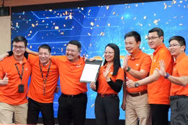 Khoảnh khắc Ban Lãnh đạo FPT Software, công ty thành viên phụ trách lĩnh vực dịch vụ CNTT cho thị trường nước ngoài của FPT đón chào cột mốc 1 tỷ USD doanh thu. (Ảnh: FPT)
