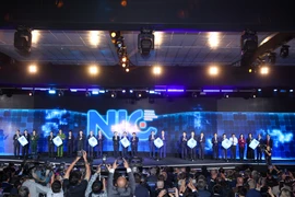 Thủ tướng Phạm Minh Chính; Bí thư Trung ương Đảng, Trưởng Ban Đối ngoại Trung ương Lê Hoài Trung; Bộ trưởng Bộ Kế hoạch và Đầu tư Nguyễn Chí Dũng và một số đại biểu đã thực hiện nghi thức cắt băng Khánh thành NIC Cơ sở Hòa Lạc. (Ảnh: Minh Sơn/Vietnam+)