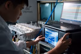Hệ thống của Viettel cho phép cung cấp dịch vụ mạng riêng với 2 dịch vụ chính là dữ liệu tốc độ cao (eMBB) và dịch vụ thoại chất lượng cao (VoNR). (Ảnh: Viettel High Tech)