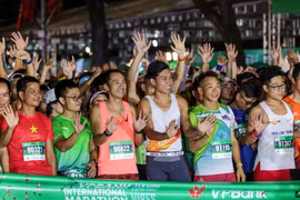 Rạng sáng ngày 8/10, VPBank Hanoi International Marathon 2023 - sự kiện thể thao quốc tế thường niên chính thức của thành phố Hà Nội đã chính thức khởi tranh với sự tham gia của gần 11.000 vận động viên. (Ảnh: Minh Sơn/Vietnam+)