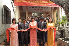 Ông Ngô Hà Thái (phải), Phó Tổng giám đốc TTXVN và đại diện Chính quyền địa phương cắt băng khánh thành công trình. (Ảnh: Nguyễn Văn Nhật/TTXVN)
