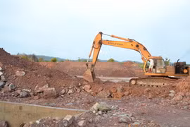 Khẩn trương đắp lại hai đoạn kênh bị vỡ. (Ảnh: Anh Dũng-Văn Lệ/Vietnam+)