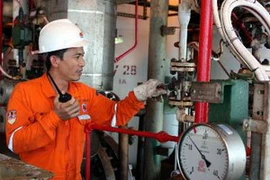 Vận hành khai thác dầu khí ở mỏ Bạch Hổ. (Ảnh: Hà Thái/TTXVN)