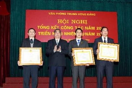 Thường trực Ban Bí thư Lê Hồng Anh trao Huân chương Lao Động và Bằng khen của Thủ tướng Chính phủ cho các cá nhân xuất sắc. (Ảnh: Nguyễn Dân/TTXVN)