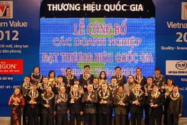 Phó Thủ tướng Hoàng Trung Hải trao Biểu trưng Thương hiệu quốc gia năm 2012 cho các doanh nghiệp. (Ảnh: Danh Lam/TTXVN)