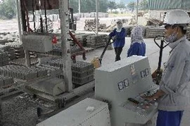 Sản xuất gạch không nung ở Thái Nguyên. (Ảnh: TTXVN)