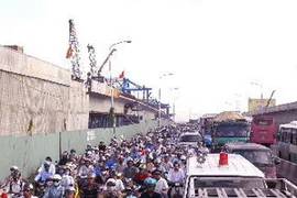 Kẹt xe trên cầu Sài Gòn đoạn từ quận 2 qua quận Bình Thạnh. (Ảnh: Hoàng Hải/TTXVN)