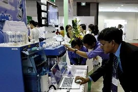 Khách tham quan tìm hiểu các sản phẩm máy phân tích, thiết bị, dụng cụ thí nghiệm mới tại triển lãm. (Ảnh: Thế Anh/TTXVN)