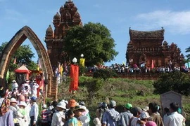 Quang cảnh đồng bào dân tộc Chăm lên các tháp cổ dự lễ. (Ảnh: Đức Ánh/TTXVN)