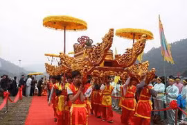 Nghi lễ rước tại Lễ khai hội. (Ảnh: Minh Quyết/TTXVN)