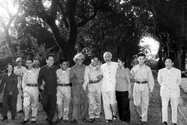 Hồ Chủ tịch tiếp đoàn Anh hùng, chiến sĩ thi đua các lực lượng vũ trang nhân dân Giải phóng miền Nam ra thăm miền Bắc (15-11-1965). (Ảnh: Vũ Đình Hồng/TTXVN)