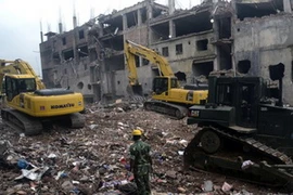 Đống đổ nát của nhà máy may ở Dhaka, ngày 12/5. (Ảnh: AFP/TTXVN)