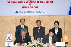 Ông Kim In (trái), đại diện KOICA và ông Nguyễn Văn Vịnh, đại diện tỉnh Lào Cai, ký Biên bản. (Ảnh: Danh Lam/TTXVN)