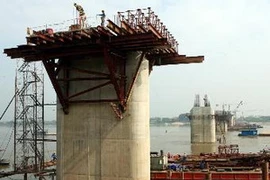 Các trụ cầu chính đang được thi công. (Ảnh: Huy Hùng/TTXVN)