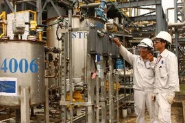 Vận hành thiết bị hoạt động tại nhà máy. (Ảnh: Hà Thái/TTXVN)