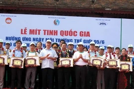 Phó Thủ tưóng Nguyễn Thiện Nhân và Bộ trưởng Nguyễn Minh Quang Trao Giải thưởng môi trường Việt Nam năm 2013. (Ảnh: Quốc Việt/TTXVN)