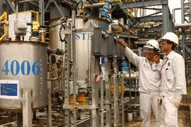 Vận hành thiết bị hoạt động tại nhà máy. (Ảnh: Hà Thái/TTXVN)