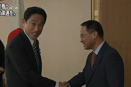 Ngoại trưởng Nhật Bản Fumio Kishida (trái) và Thứ trưởng Ngoại giao Hàn Quốc Kim Kyou Hyun. (Ảnh: 