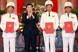 Chủ tịch nước Trương Tấn Sang trao Quyết định thăng hàm Thượng tướng. (Ảnh: Doãn Tấn/TTXVN)