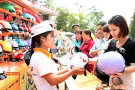 Đông đảo nhân dân tại Hà Nội tham gia đổi mũ bảo hiểm đạt chuẩn đợt 2. (Ảnh: Quang Quyết/TTXVN)