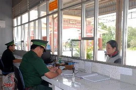 Làm thủ tục xuất nhập cảnh tại một cửa khẩu quốc tế. (Ảnh: TTXVN)