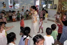 Vận động thể chất cho trẻ tại nhà trẻ. (Ảnh: Tràng Dương/TTXVN)