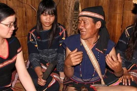 Nghệ nhân kể Sử thi Ba Na qua lời hát. (Ảnh: Trần Lê Lâm/TTXVN)