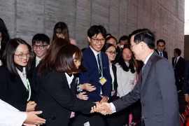 Chủ tịch nước Võ Văn Thưởng với học sinh Việt Nam đang học tại Trường Đại học Kyushu. (Ảnh: Thống Nhất/TTXVN)