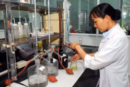 Nhân viên nhà máy nước Tân Hiệp thuộc Sawaco kiểm tra độ mặn của nước tại phòng thí nghiệm. (Ảnh: Mạnh Linh/TTXVN)