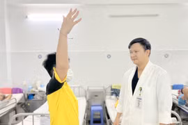 Cháu H. đã xuất viện và đi học lại bình thường. (Nguồn: Báo Tiền Phong)