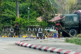 Binh sỹ gác trên đường phố tại Naypyidaw, Myanmar. (Ảnh: AFP/ TTXVN)