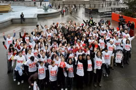 Các em học sinh tham gia cuộc tuần hành nhân ngày thế giới phòng chống AIDS (1/12) tại London, Anh. (Ảnh: AFP/TTXVN)
