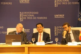 Đại sứ Việt Nam tại Argentina Dương Quốc Thanh (giữa) phát biểu tại Hội thảo. (Ảnh: Ngọc Tùng/TTXVN)