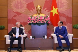 Phó Chủ tịch Quốc hội Trần Quang Phương tiếp Bộ trưởng cao cấp kiêm Bộ trưởng Điều phối An ninh Quốc gia Singapore Tiêu Chí Hiền. (Ảnh: Văn Điệp/TTXVN)