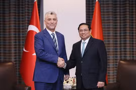 Thủ tướng Phạm Minh Chính tiếp Bộ trưởng Thương mại Thổ Nhĩ Kỳ Omer Bolat. (Ảnh: Dương Giang/TTXVN)
